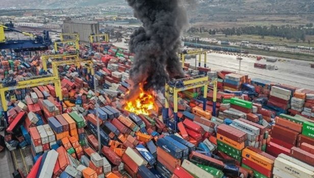 İskenderun Limanı’ndaki Konteynerlerde Çıkan Yangın Devam Ediyor!